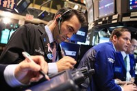 Được trấn an tâm lý, giới đầu tư lại túc tắc gom hàng trở lại